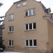 Mehrfamilienhaus mit 11 Wohneinheiten vor und nach Sanierung mit Balkonanbau