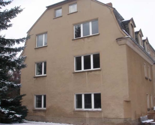 Mehrfamilienhaus mit 11 Wohneinheiten vor und nach Sanierung mit Balkonanbau